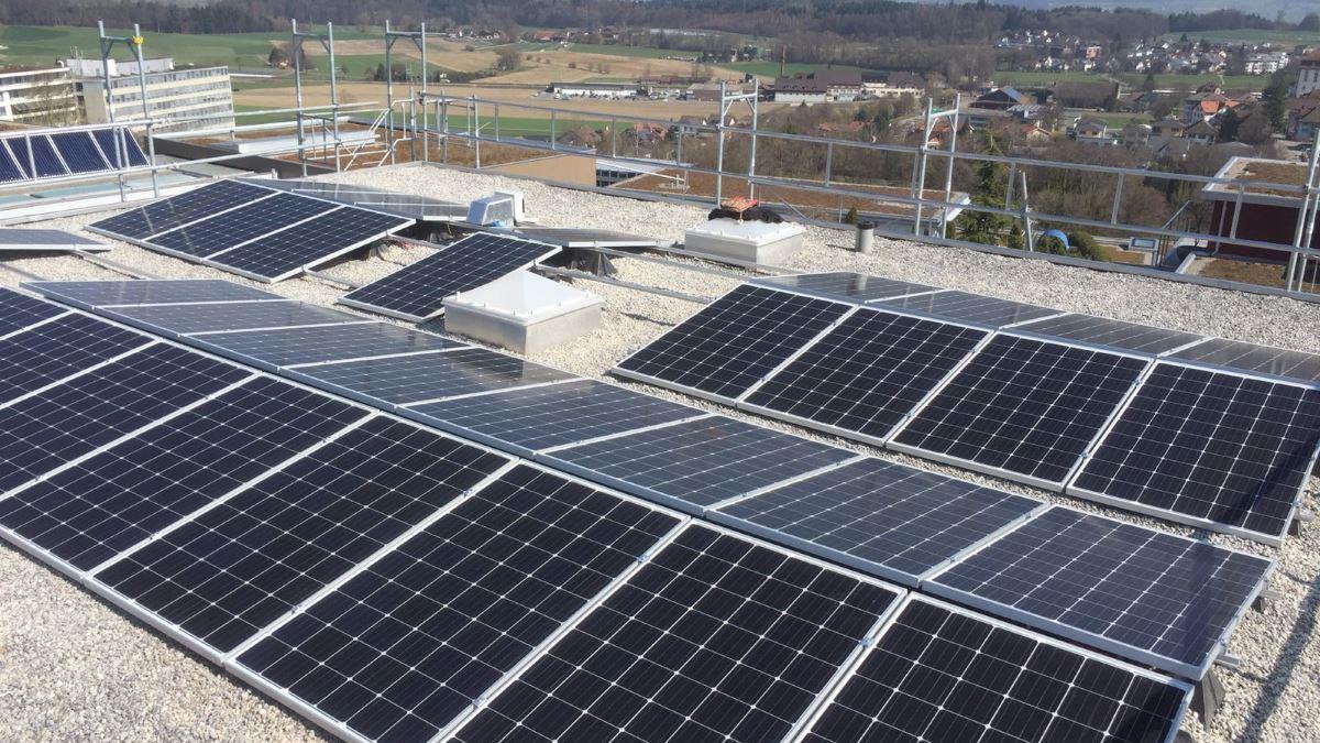 Flachdach Solaranlage (Photovoltaikanlage) von Solar-Freiamt, Aristau im Aargau